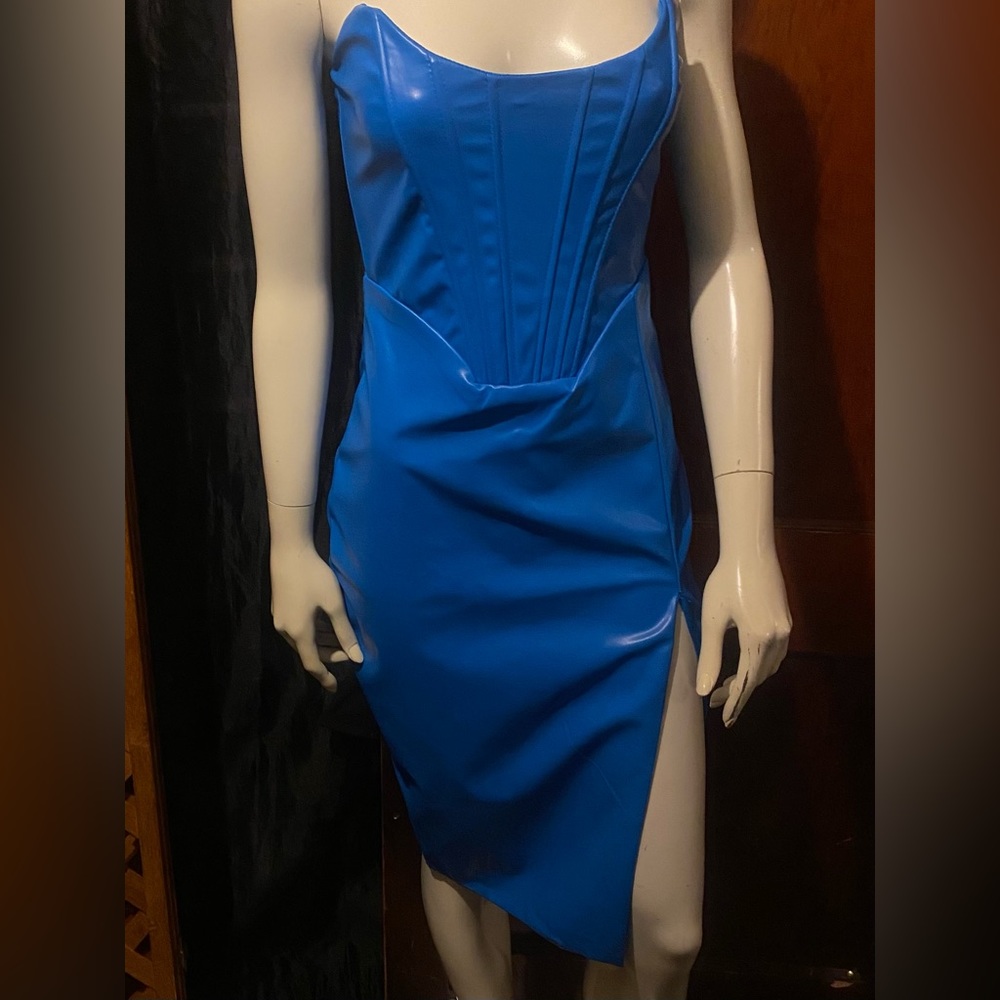 Beautiful Strapless Dress W/Slit
